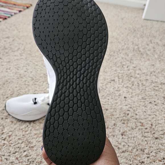 White New Balance, women's 11 - Picture 4 of 5